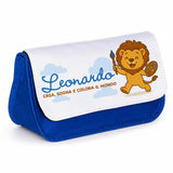 Astuccio blu con patta bianca e leoncino sorridente, scritta colorata
