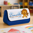 Astuccio blu con patta bianca e leoncino con pennello e tavolozza, fronte