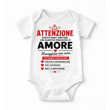 Body neonato bianco con stampa ATTENZIONE e AMORE sul davanti