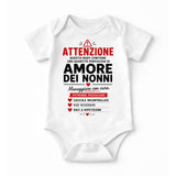 Body neonato bianco con scritta ATTENZIONE e AMORE DEI NONNI, maniche corte
