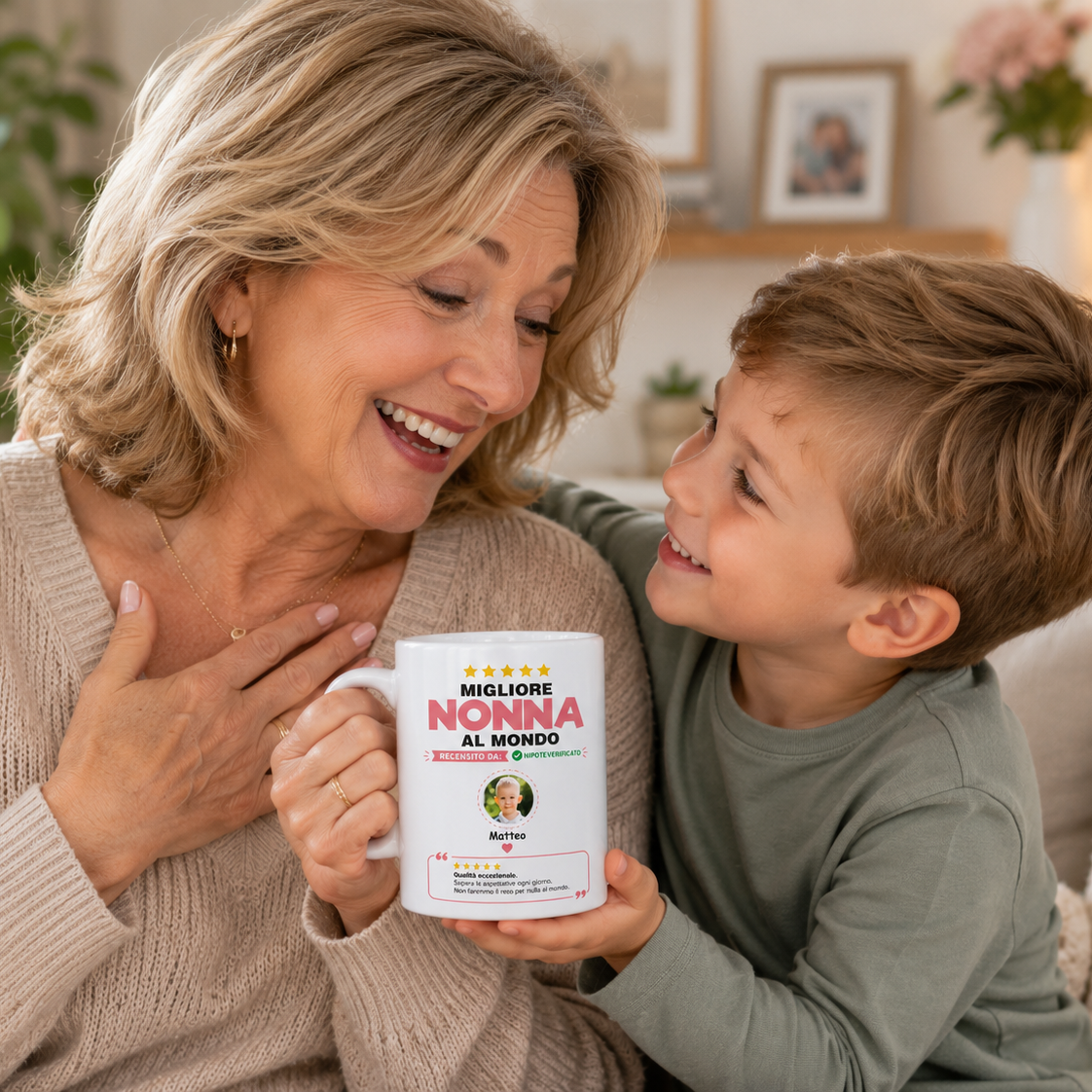 Tazza bianca "Migliore Nonna al Mondo" con foto e recensione, in mano