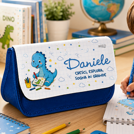 Astuccio porta penne blu con grafica bianca del dinosauro e scritta Daniele, vista frontale