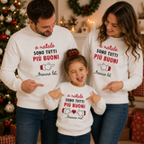 Felpe natalizie bianche con scritta rossa 'a natale...' indossate da famiglia