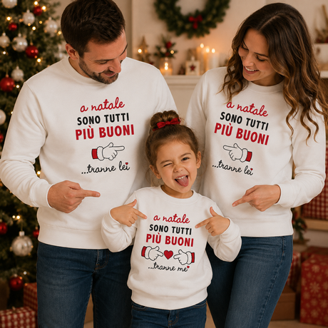 Felpe natalizie bianche con scritta rossa 'a natale...' indossate da famiglia