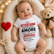 Body neonato bianco con stampa ATTENZIONE e AMORE, maniche corte