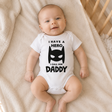 Body neonato bianco su bimbo con stampa supereroe: “I call him Daddy”