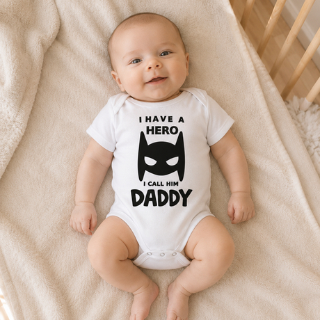 Body neonato bianco su bimbo con stampa supereroe: “I call him Daddy”