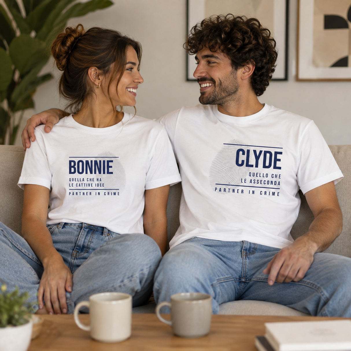 T-shirt coordinate coppia Bonnie & Clyde bianche, indossate da coppia, stampa frontale