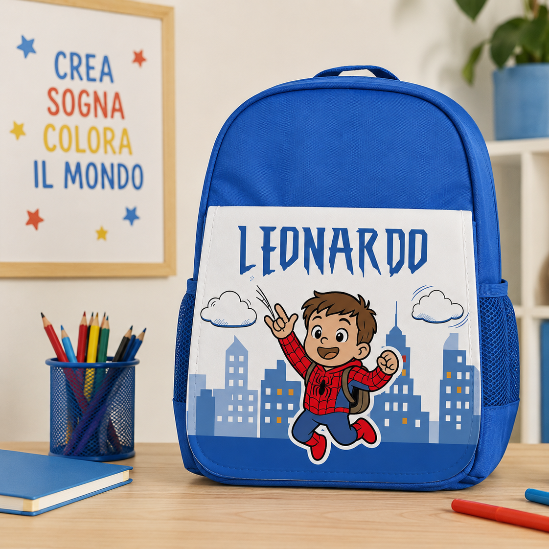 Zainetto blu con tasca frontale e nome LEONARDO, bimbo rosso con skyline