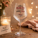 Calice da vino in vetro con scritta NATA A MARZO, SEMBRO PAZZO e grafica con gocce rosse