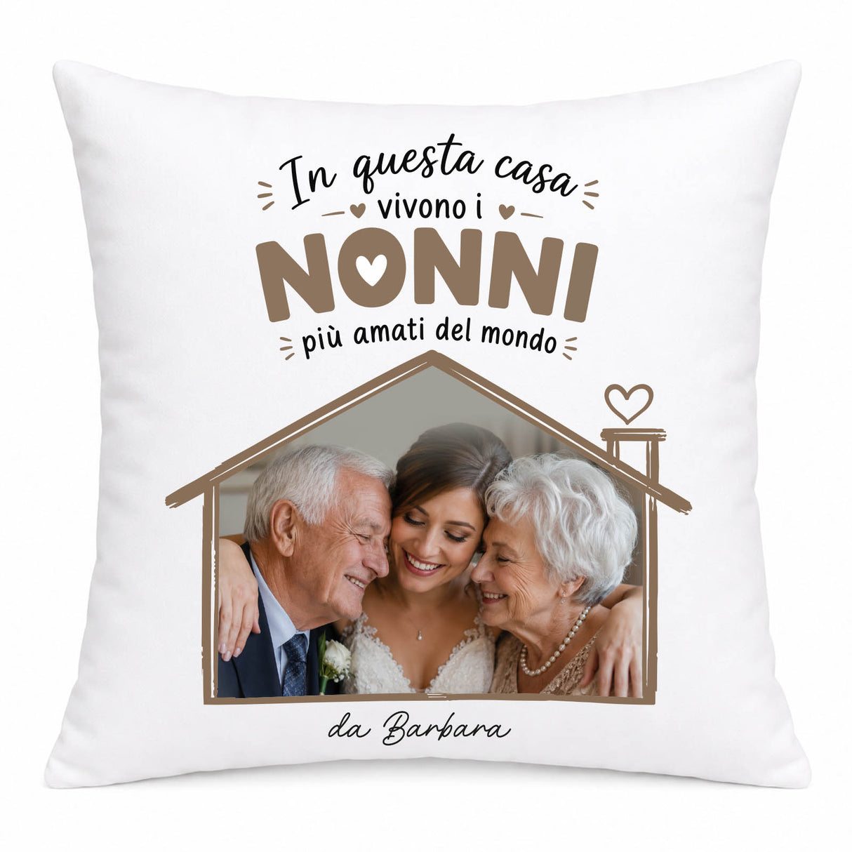 Cuscino personalizzato bianco con scritta «NONNI» e foto in casetta; firma da Barbara
