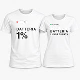 Coppia di magliette bianche con scritte BATTERIA 1% e LUNGA DURATA, logo Sistema