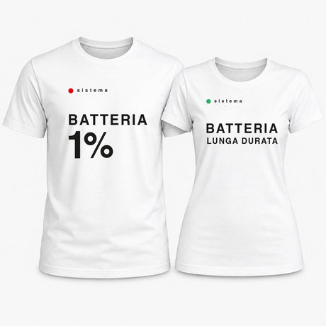 Coppia di magliette bianche con scritte BATTERIA 1% e LUNGA DURATA, logo Sistema