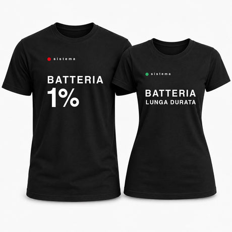 Coppia di magliette nere con scritte BATTERIA 1% e LUNGA DURATA, logo Sistema