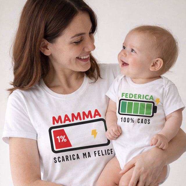 T-shirt bianca mamma con MAMMA 1% e t-shirt bambino con FEDERICA 100% CAOS