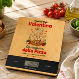 Bilancia da cucina digitale in bambù con display e grafica 'nonna Valentina' pizza