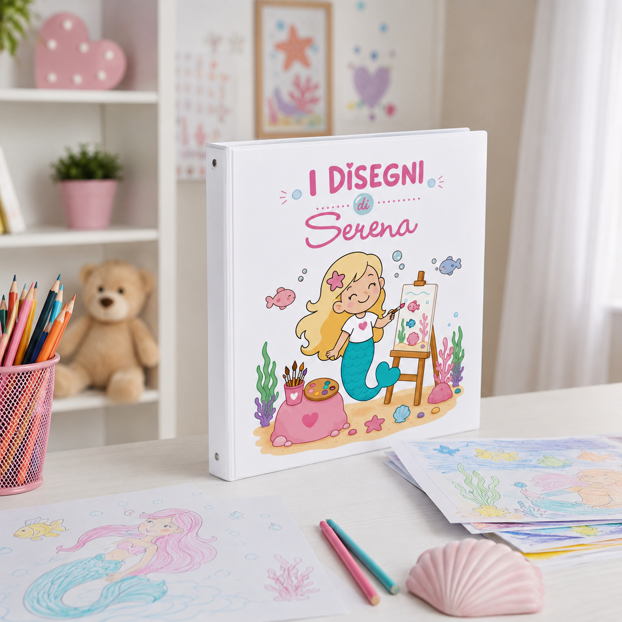 Raccoglitore ad anelli bianco con stampa personalizzata e ragazza che dipinge su tela.
