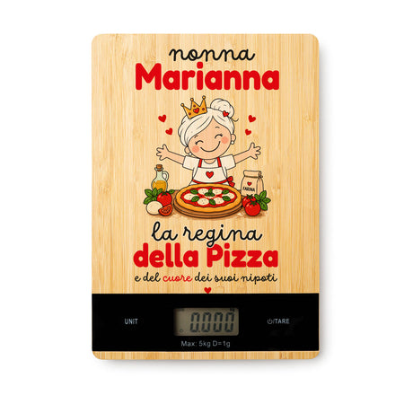 Bilancia da cucina digitale in bambù con display e grafica 'nonna Marianna' pizza