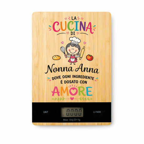 Bilancia da cucina in legno con display digitale e scritta 'Nonna Anna' 'Amore'.