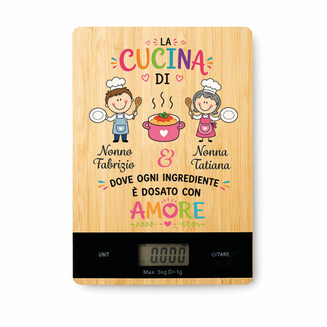 Bilancia digitale da cucina in bambù con display e grafica “La Cucina di Nonno e Nonna”