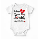 Tutina neonato bianca con scritta Happy 1st Father’s Day Daddy e cuori rossi