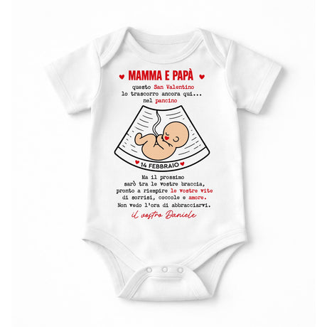 Body neonato bianco con stampa “MAMMA E PAPÀ”, ecografia e “14 FEBBRAIO”, Daniele