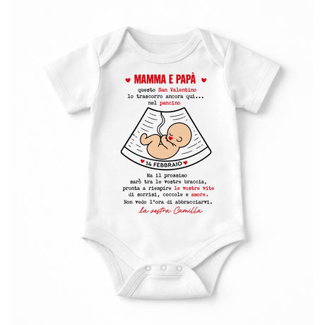 Body neonato bianco con stampa “MAMMA E PAPÀ”, ecografia e “14 FEBBRAIO”, Camilla