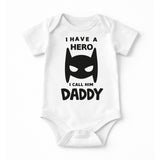 Body neonato bianco con stampa supereroe e “I call him Daddy”