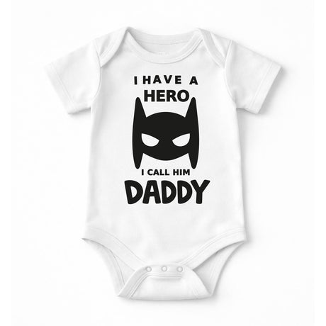 Body neonato bianco con stampa supereroe e “I call him Daddy”