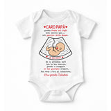 Body neonato bianco “Caro Papà” con data 19.03.2027 e grafica ecografia, maniche corte.
