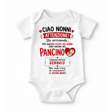 Body neonato bianco con grafica “CIAO NONNI” “ATTENZIONE!” e consegna GENNAIO