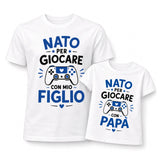 Coppia di magliette bianche a maniche corte con scritta blu e controller gamepad
