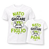 Set di due magliette bianche con stampa verde “NATO PER GIOCARE”, “FIGLIO” e “PAPA”.