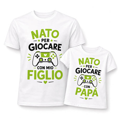 Set di due magliette bianche con stampa verde “NATO PER GIOCARE”, “FIGLIO” e “PAPA”.