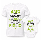 Set maglietta e body bianchi con stampa verde “NATO PER GIOCARE” e “FIGLIO/PAPA”.