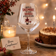Calice da vino in vetro con scritta “Nato a Dicembre” e figure regalo e calice