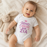 Body neonato bianco con scritta rosa «Sono l’amore di Zia» e cuori