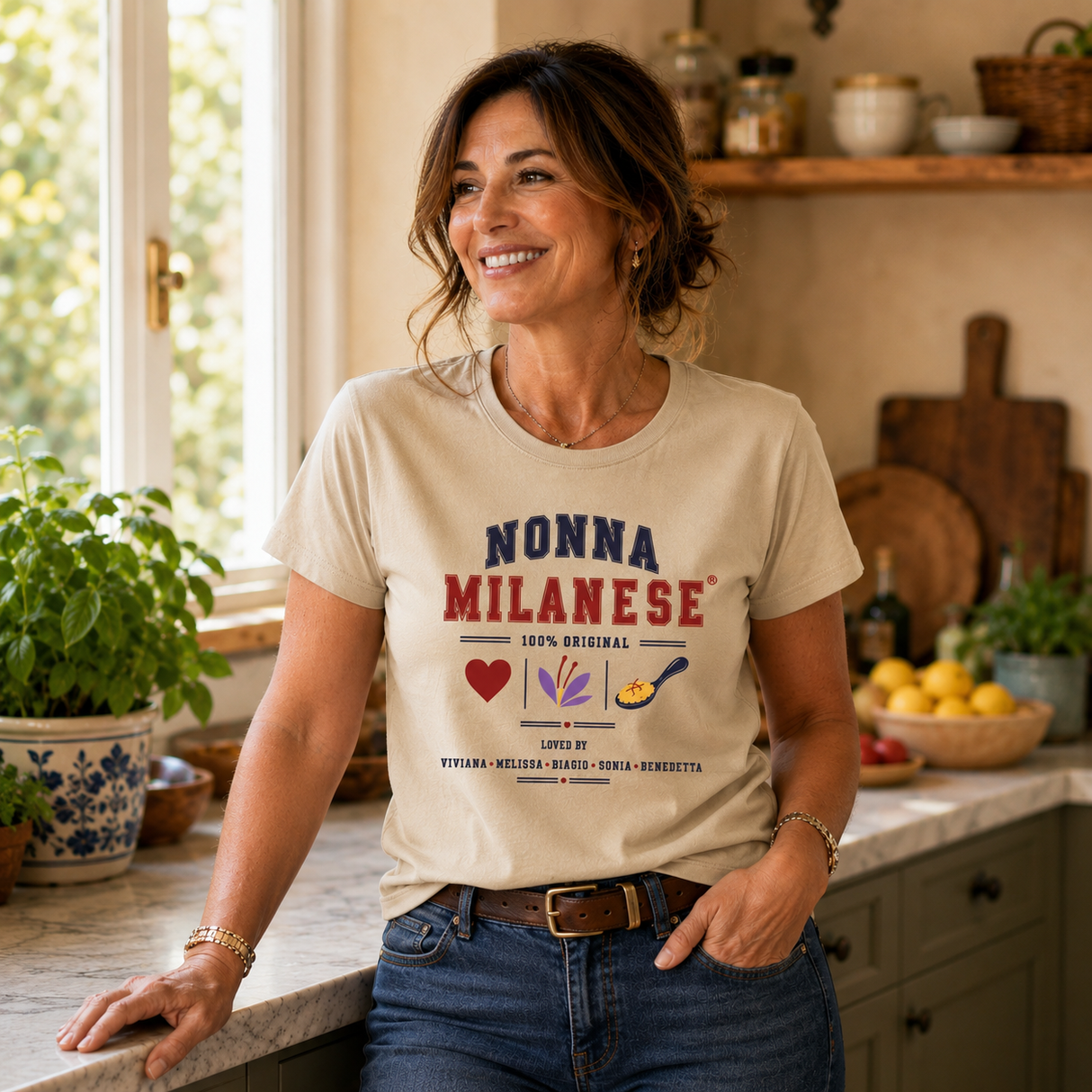 T-shirt beige con stampa “NONNA MILANESE”, maniche corte e scollo tondo