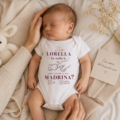 Body neonato bianco con scritta “Zia Lorella, vuoi essere la mia madrina?”