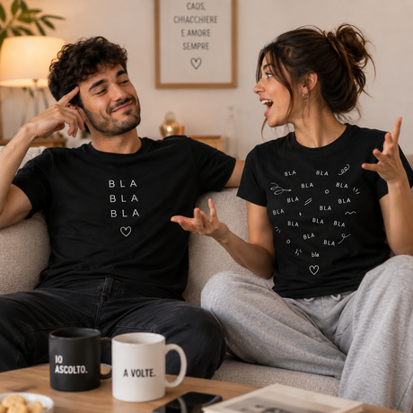Coppia di t-shirt nere con stampa “BLA” e simboli, maniche corte