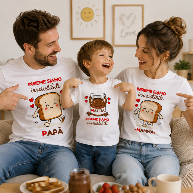 Tre magliette bianche con stampa tostapane, cuori e scritta per mamma, papà e bambino