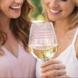 Calice da vino personalizzato in vetro con scritta rosa e cuore, tenuto in mano
