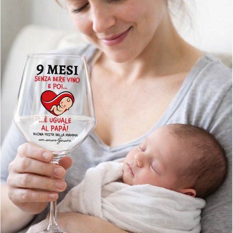 Calice da vino trasparente con scritta “9 MESI SENZA BERE VINO” e cuore rosso