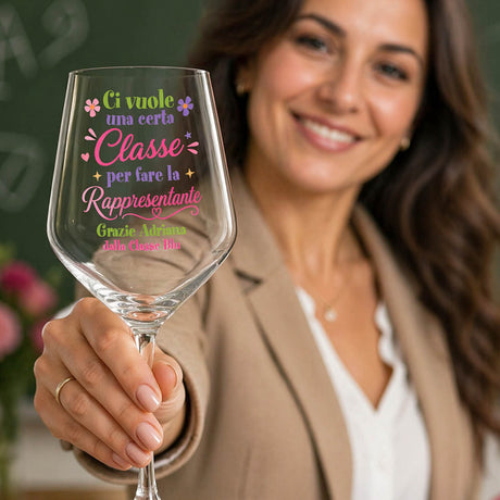 Calice da vino in vetro con scritta rosa “Classe” tenuto in mano