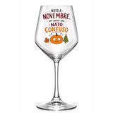 Calice da vino in vetro con scritta “Nato a Novembre” e “Nato Confuso”, iconi autunnali.