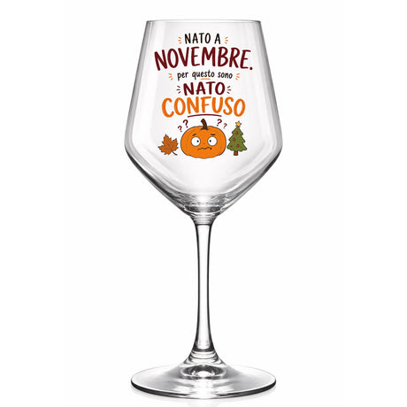 Calice da vino in vetro con scritta “Nato a Novembre” e “Nato Confuso”, iconi autunnali.