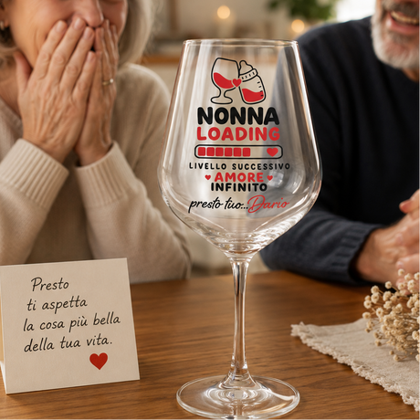 Calice da vino NONNA LOADING con Amore infinito, su tavolo con biglietto.