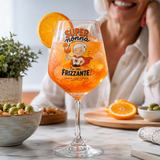 Calice in vetro con bevanda arancione, fetta d’arancia e scritta “SUPER nonna”