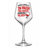 Calice da vino in vetro con scritta rossa «In pausa dai nipoti» e nome