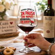 Calice da vino con scritta «In pausa dai nipoti» e nome, tenuto da una mano